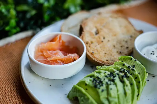 Tostada Aguacate Salmon 
